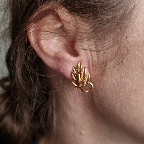 Vintage NAPIER Signed Gold Floral Leaves Leaf Branch Earrings - Picture 1 of 8